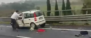 A14 - Scontro tra tre auto, muore una donna